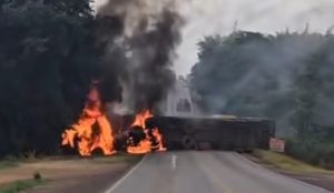 Carreta é consumida pelas chamas após tombar na BR-070 em MT; vídeo