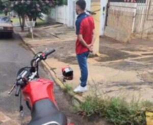 Deboche: motociclista fujão é capturado pela PM após desafiar viatura em Rondonópolis; vídeo