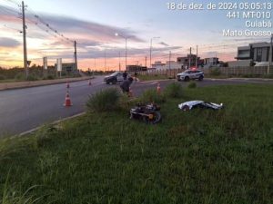 Motociclista morre ao perder controle de moto e colidir contra meio fio em MT