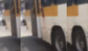 Passageira tem braço arrancado ao tentar fazer selfie com ônibus em movimento; vídeo