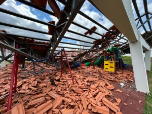 Teto de escola recém-inaugurada por Zé do Pátio desaba após chuva; fotos