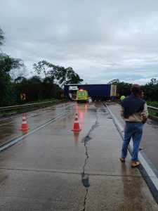 Carreta atravessada trava Serra de São Vicente e causa transtornos a motoristas; vídeos