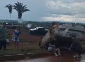 Três pessoas vão parar em unidades de saúde em Rondonópolis após capotamento na BR-364; vídeo