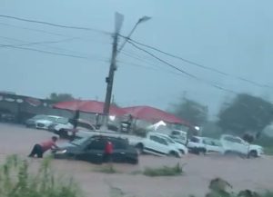 Ruas viram rios em Rondonópolis após chuvas; vídeo mostra carro ‘submerso’