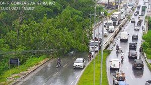 Avenida Fernando Corrêa é bloqueada sentido bairro/centro após queda de árvore