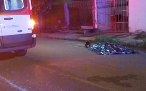 Motociclista de 31 anos morre ao cair em buraco em Rondonópolis; vídeo