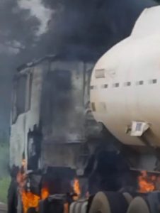 Incêndio destrói cabine de carreta carregada de óleo vegetal na MT-130; vídeo