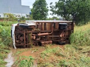 Motorista é socorrido após capotar caminhão-baú em Rondonópolis; vídeos