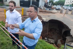 Devido à forte chuva, cratera é aberta no Jardim América