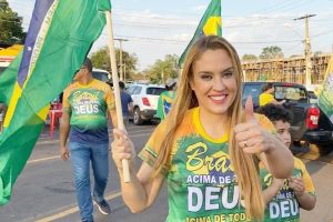 Kalynka apresenta projeto que determina execução de hinos e hasteamento de bandeiras em escolas de Rondonópolis