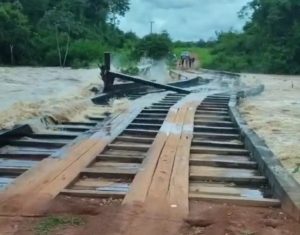 Desesperador: Vídeo mostra ponte sendo levada por enchente em MT