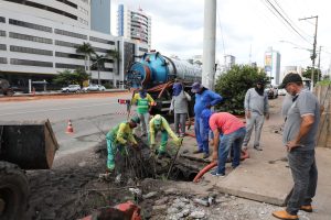 Prefeitura desobstrui bocas de lobo nas avenidas Miguel Sutil e CPA