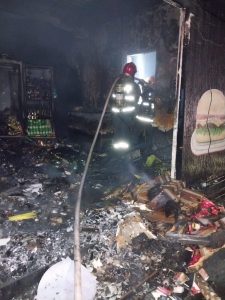 Incêndio destrói lanchonete durante a madrugada em Rondonópolis; imagens