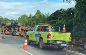 Carreta carregada de adubo tomba e interdita parcialmente a BR-364; vídeo