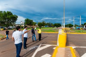 Equipes trabalham na interdição da avenida dos Estudantes para liberar parte da pista