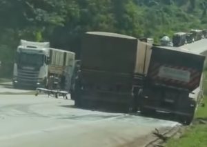 Colisão entre três carretas interdita BR-364 em Jaciara, sentido Rondonópolis; vídeo