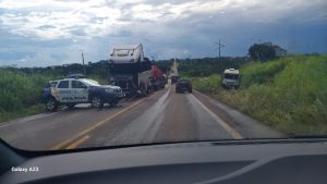 Passageiro é arremessado de caminhão em acidente com 4 veículos no Anel Viário de Rondonópolis; vídeo