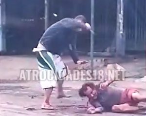 Vídeo chocante mostra homem alucinado esfaqueando brutalmente `amigo´ até a morte