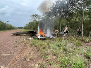 Com apoio de forças policiais de MT e PF, FAB intercepta avião com 500 kg de drogas; fotos