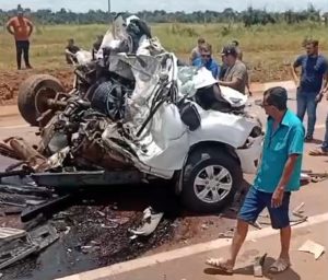 Motorista morre dentro de camionete esmagada entre carretas na BR-163; vídeos fortes