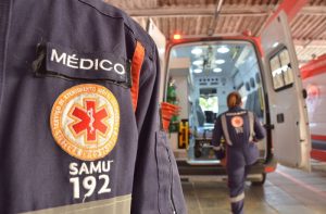 Homem é baleado por facção ao ser confundido na porta de mercado e salvo pelo Samu