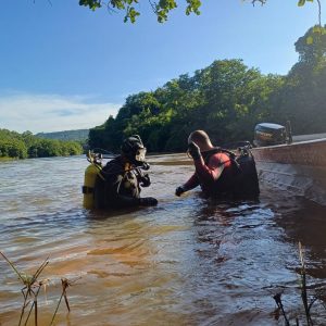 Bombeiros de Rondonópolis seguem buscas por pai e filho desaparecidos após barco afundar no Rio Itiquira