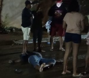 Homem é encontrado morto caído na rua em Rondonópolis; vídeo forte