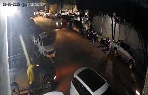 Bandido furta bolsa de dentro de carro durante Missa de Quarta-Feira de Cinzas em Rondonópolis; assista