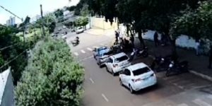 Vídeo mostra menor saindo da escola empinando moto emprestada pelo pai e causando acidente em Rondonópolis