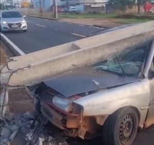 Motorista destrói poste após forte colisão e desaparece em Rondonópolis; vídeo