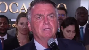 Bolsonaro diz que decisão de Eduardo foi para “combater nazifascismo”