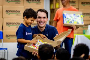 Gestão Cláudio Ferreira começa entrega oficial do material didático estruturado para alunos da rede