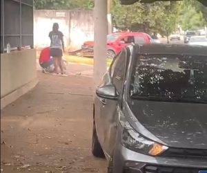 Carros colidem violentamente e um deles quase atropela clientes em espetinho em Rondonópolis; vídeo