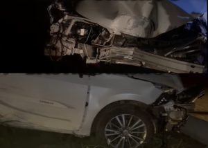 Corolla colide brutalmente em camionete e ainda destrói poste em Rondonópolis