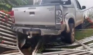 Menor invade casa com Hilux, causa estragos e dono do veículo acaba preso em Rondonópolis, vídeo