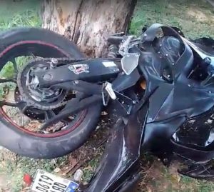 Moto de alta cilindrada bate em árvore e deixa piloto ferido em Rondonópolis; vídeo