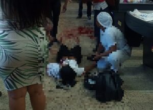 Mulher é ‘perseguida’ por rival e esfaqueada na frente de supermercado em MT; câmeras flagraram ataque