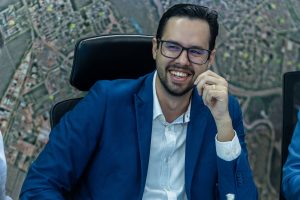 Prefeito Cláudio Ferreira define Mykaell Vitorino como interino da Secretaria de Saúde