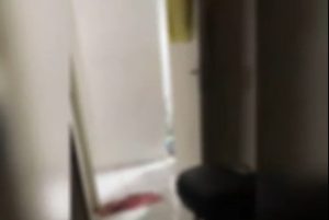 Suposto policial é filmado em quarto de motel dividindo pistola com travestis