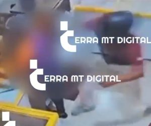 Mulher mata a ex a facadas dentro de sorveteria em MT; vídeo forte mostra o o crime