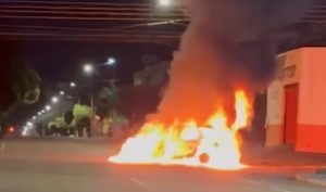 Vídeo mostra carro sendo destruído pelo fogo em Rondonópolis
