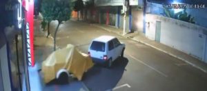Vídeos mostram o momento em que criminosos arrombam portão e furtam jetski em Rondonópolis; FT recuperou veículo