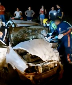 Pai joga carro para evitar colisão frontal, salva a família, mas fica preso às ferragens e em estado gravíssimo em MT; vídeo mostra resgate