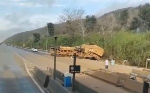 Carreta bate fortemente em barreira e tomba em praça de pedágio na BR-364; vídeo mostra o estrago
