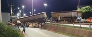 Carreta com o pneu estourado atravessa duas pistas e quase causa tragédia em Rondonópolis; veja vídeos