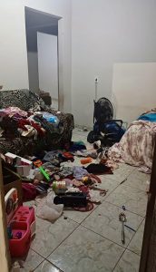 Perturbada de cachaça, mulher invade casa da vizinha, pega filhas dela à força e a ameaça de morte em MT; veja