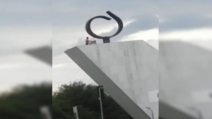 Tapas e puxões de cabelo: casal é flagrado fazendo vuco-vuco gostoso no Panteão da Pátria