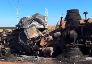 Motorista morre carbonizado após carreta tombar e explodir em MT; veja o vídeo