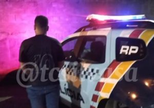 Homem espanca companheira por causa de mensagem e a abandona na rua em Rondonópolis; vídeo