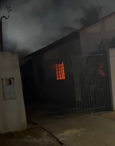 Ex incendeia carro e casa com homem e filha de 3 anos dentro em MT